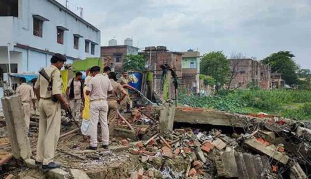 بھارت میں پٹاخوں کی فیکٹری دھماکوں سے تباہ ہو گئی جبکہ عمارت گرنے سے 8 افراد ہلاک اور متعدد زخمی ہو گئے۔